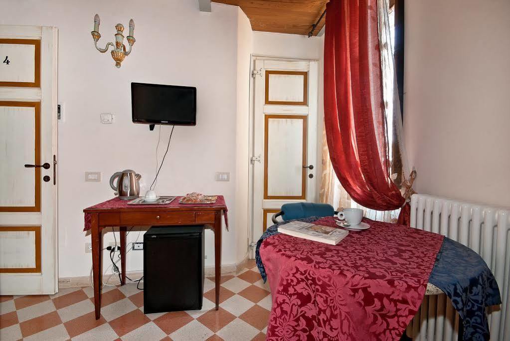 Bed and Breakfast A Casa Mastacchi Сиена Экстерьер фото